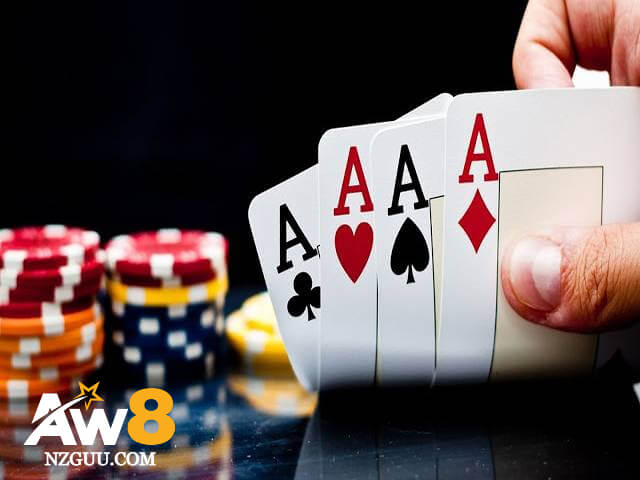 Trong trò chơi Poker thì màu cũng như chất (Cơ, rô, bích, tép) của các lá bài sẽ không có ý nghĩa gì. 
